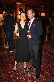 Die Juniorchefs des Hotel Z&uuml;rserhof, Laura und Hannes Skardarasy am Abend zur Begr&uuml;ssung der G&auml;ste an der Hotelbar &copy;Foto. Martin Schmitz)
